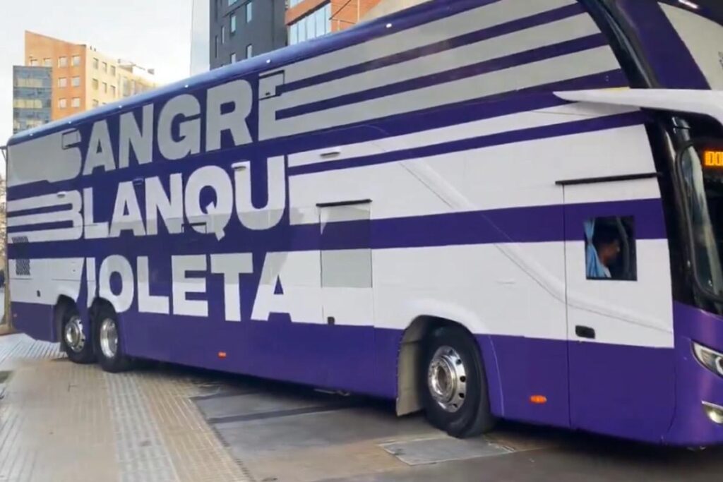 Bus Real Valladolid hecho por Colo-Colo para su estadía en Chile.