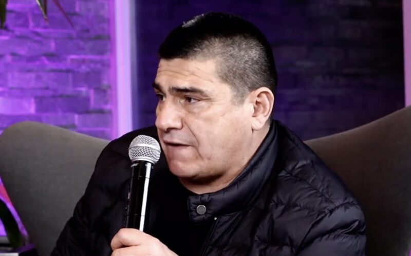 Marcelo Vega comentando en el programa "Media Punta".