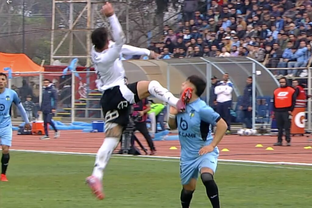 La infracción de Alan Saldivia sobre Rodrigo Godoy en el partido entre Colo-Colo y O'Higgins.