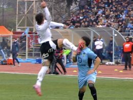 La infracción de Alan Saldivia sobre Rodrigo Godoy en el partido entre Colo-Colo y O'Higgins.