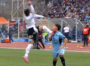 La infracción de Alan Saldivia sobre Rodrigo Godoy en el partido entre Colo-Colo y O'Higgins.