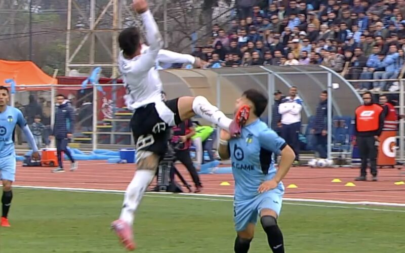 La infracción de Alan Saldivia sobre Rodrigo Godoy en el partido entre Colo-Colo y O'Higgins.