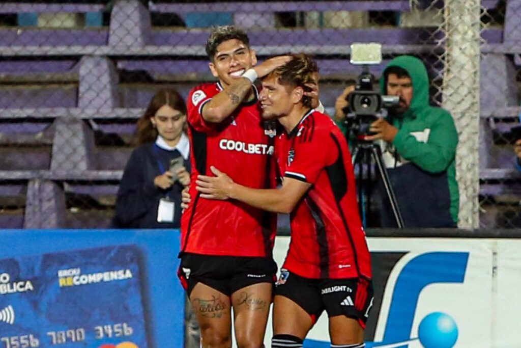Carlos Palacios y Leonardo Gil celebrando un gol en el amistoso de Colo-Colo vs Liverpool.