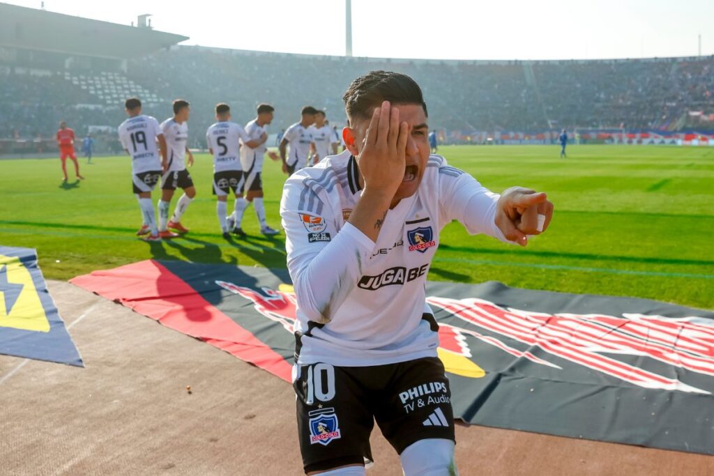 El refuerzo de Colo-Colo, Claudio Aquino celebrando gol