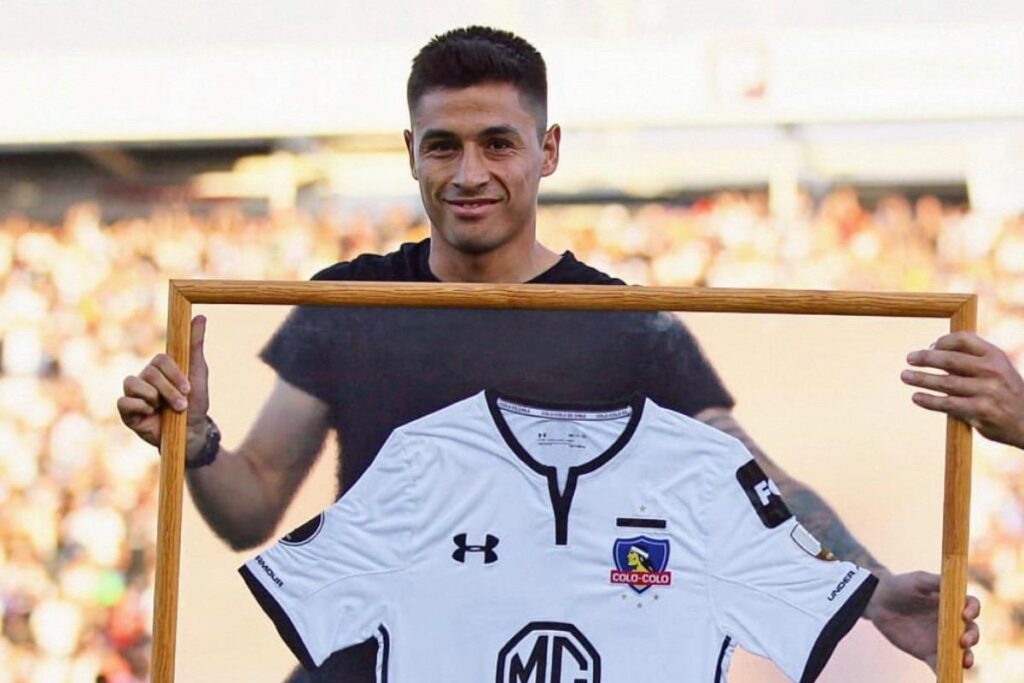 Claudio Baeza recibiendo una camiseta de Colo-Colo como homenaje en el Estadio Monumental.