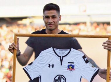 Claudio Baeza recibiendo una camiseta de Colo-Colo como homenaje en el Estadio Monumental.