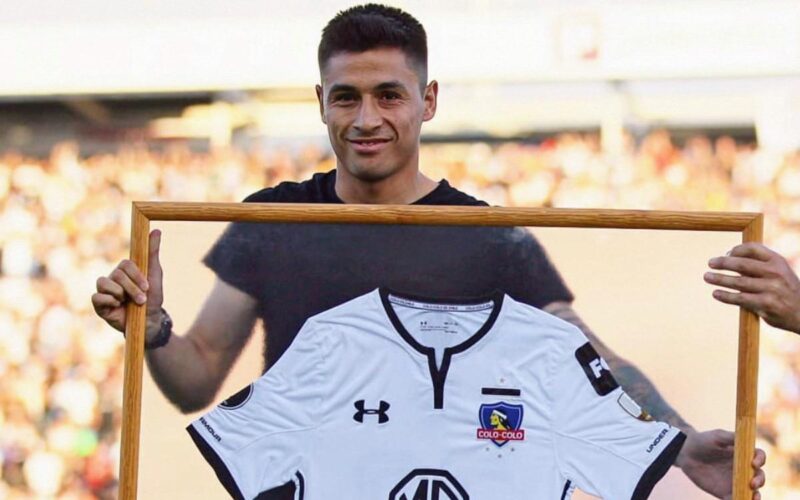 Claudio Baeza recibiendo una camiseta de Colo-Colo como homenaje en el Estadio Monumental.