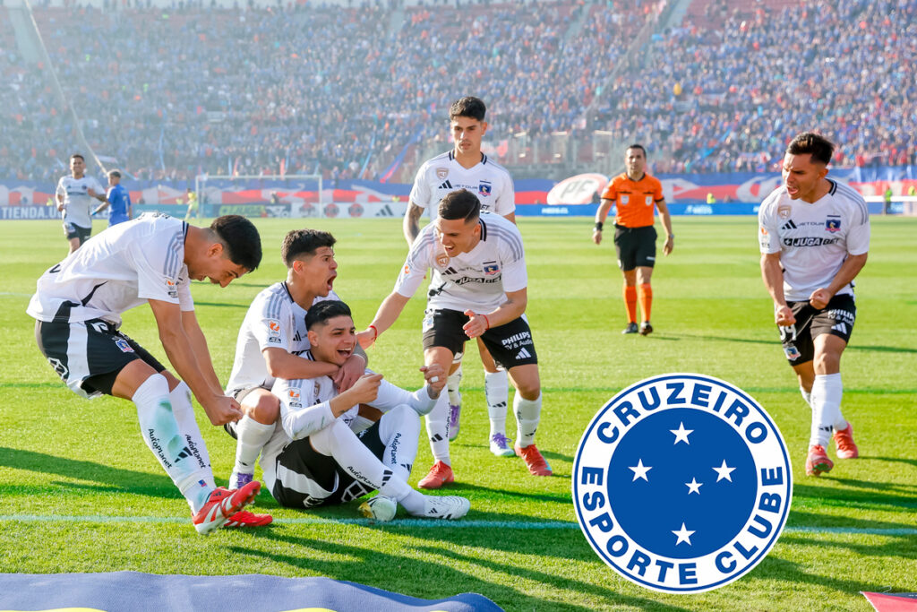 Jugadores de Colo-Colo celebrando un gol junto al escudo de Cruzeiro.