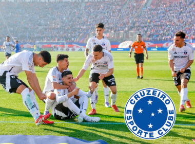 Jugadores de Colo-Colo celebrando un gol junto al escudo de Cruzeiro.