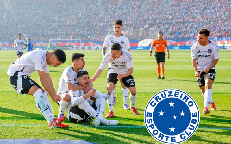 Jugadores de Colo-Colo celebrando un gol junto al escudo de Cruzeiro.