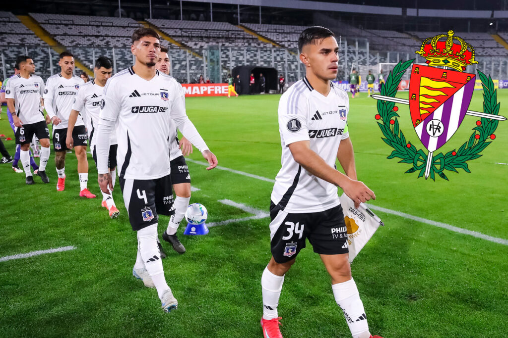 Jugadores de Colo-Colo saliendo a la cancha principal del Estadio Monumental junto al escudo del Real Valladolid.