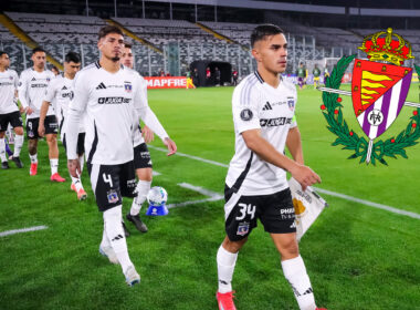 Jugadores de Colo-Colo saliendo a la cancha principal del Estadio Monumental junto al escudo del Real Valladolid.