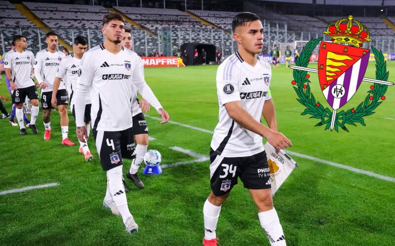 Jugadores de Colo-Colo saliendo a la cancha principal del Estadio Monumental junto al escudo del Real Valladolid.
