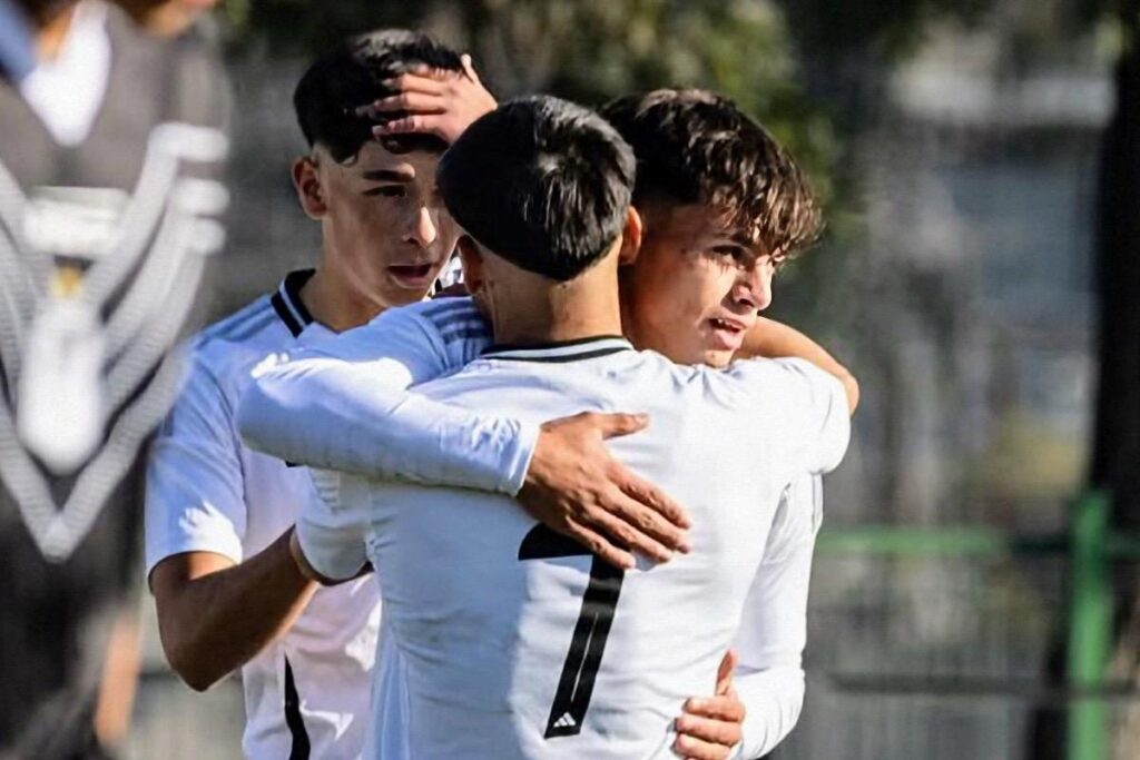 Nahuel Flores celebrando un gol con Colo-Colo Sub-18.