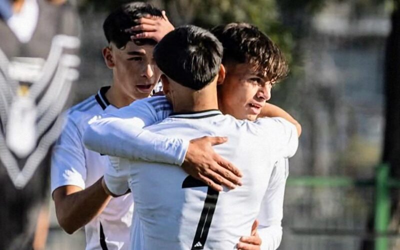 Nahuel Flores celebrando un gol con Colo-Colo Sub-18.