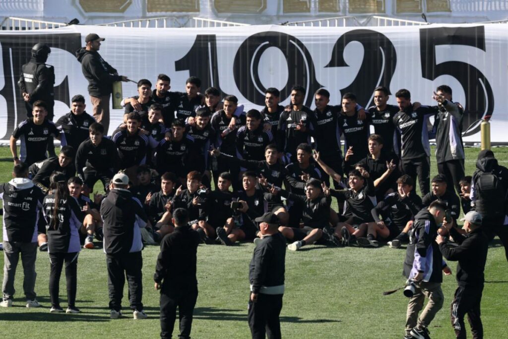 Jugadores de Colo-Colo compartiendo con los hinchas en el Arengazo previo al duelo ante Universidad de Chile.