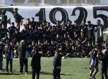 Jugadores de Colo-Colo compartiendo con los hinchas en el Arengazo previo al duelo ante Universidad de Chile.