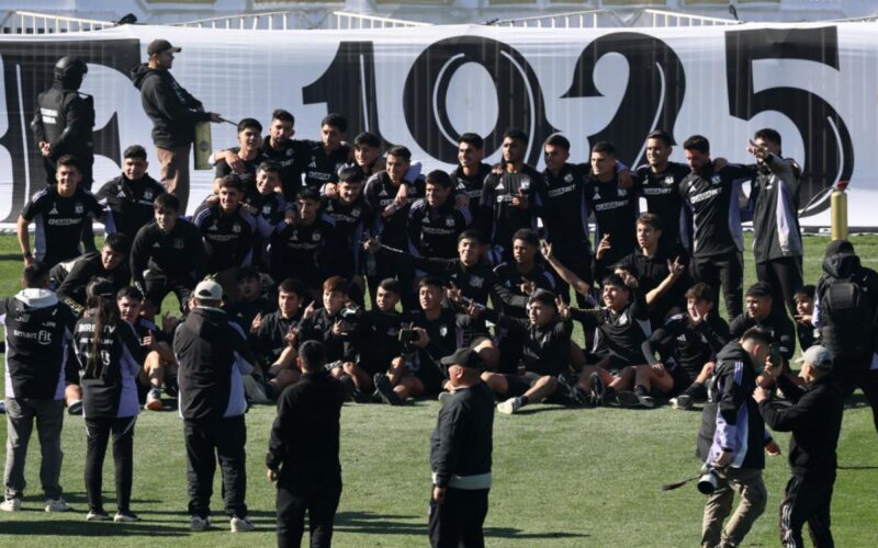 Jugadores de Colo-Colo compartiendo con los hinchas en el Arengazo previo al duelo ante Universidad de Chile.
