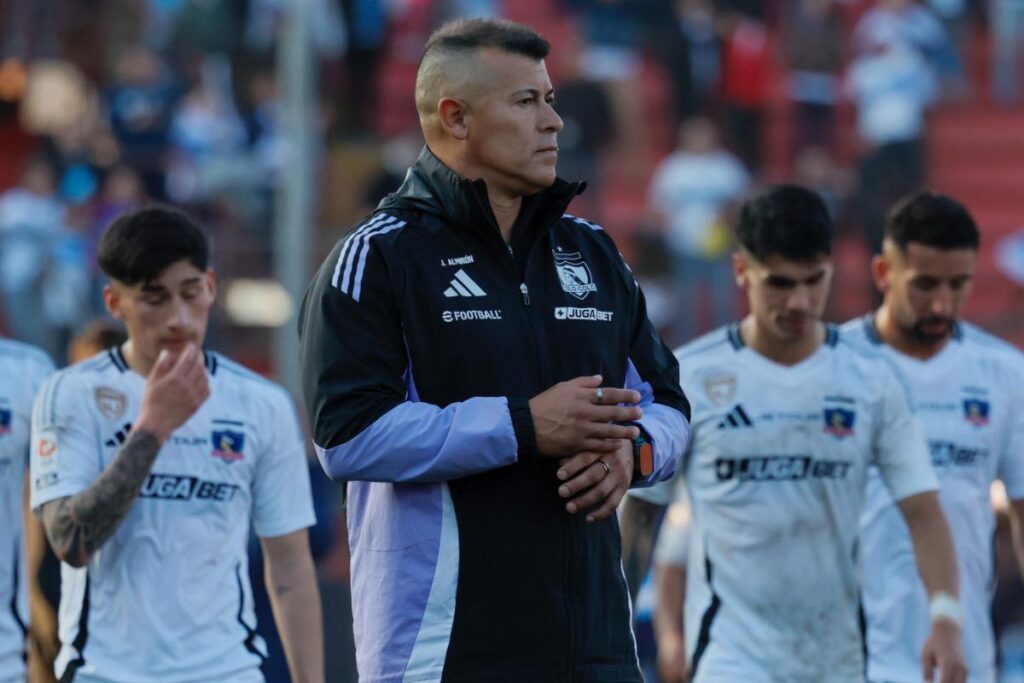 Jorge Almirón y jugadores de Colo-Colo retirándose de la cancha tras el clásico ante Universidad Católica