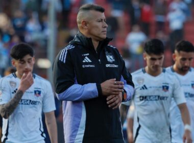 Jorge Almirón y jugadores de Colo-Colo retirándose de la cancha tras el clásico ante Universidad Católica