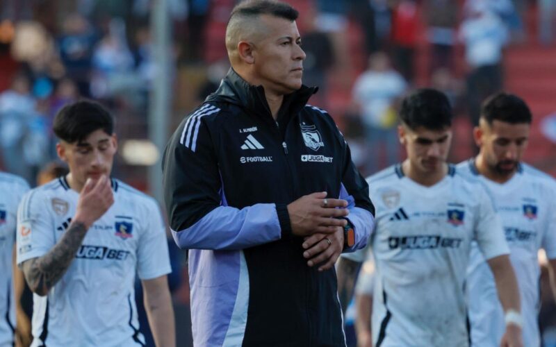 Jorge Almirón y jugadores de Colo-Colo retirándose de la cancha tras el clásico ante Universidad Católica