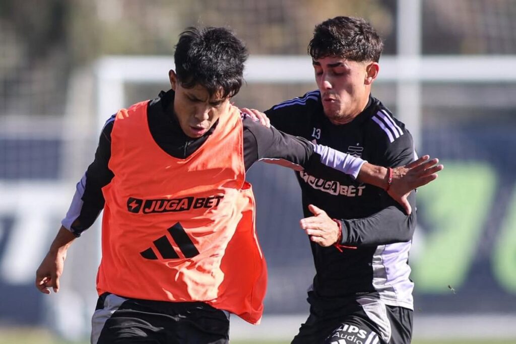 Cristián Alarcón y Bruno Gutiérrez en un partido de entrenamiento entre los suplentes en la formación de Colo-Colo y la Proyección.