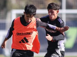 Cristián Alarcón y Bruno Gutiérrez en un partido de entrenamiento entre los suplentes en la formación de Colo-Colo y la Proyección.