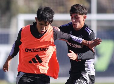 Cristián Alarcón y Bruno Gutiérrez en un partido de entrenamiento entre los suplentes en la formación de Colo-Colo y la Proyección.