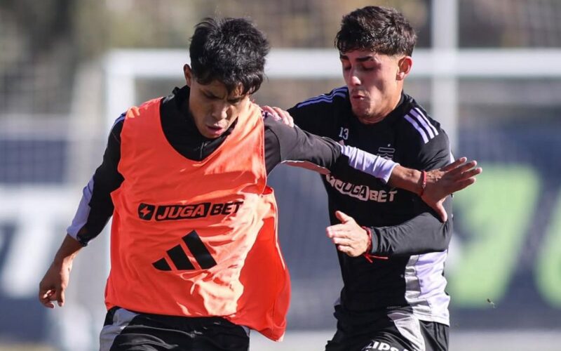 Cristián Alarcón y Bruno Gutiérrez en un partido de entrenamiento entre los suplentes en la formación de Colo-Colo y la Proyección.