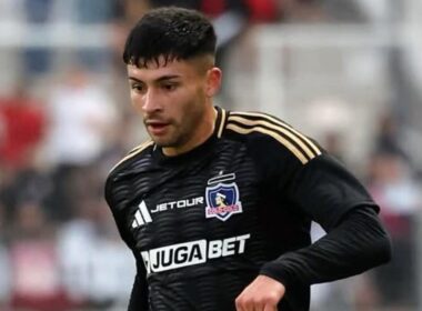 Primer plano a Cristián Riquelme con la camiseta negra de Colo-Colo.