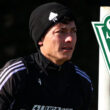 Primer plano de Cristián Zavala junto al escudo de Santiago Wanderers.
