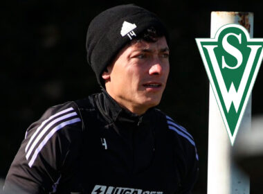 Primer plano de Cristián Zavala junto al escudo de Santiago Wanderers.