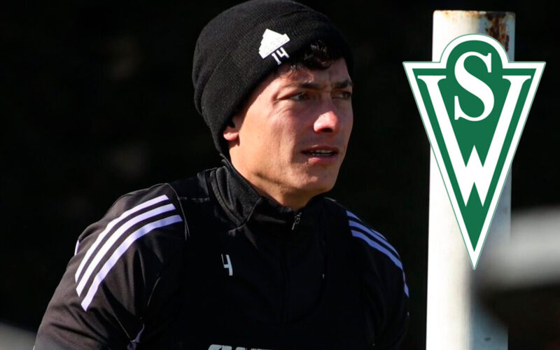 Primer plano de Cristián Zavala junto al escudo de Santiago Wanderers.