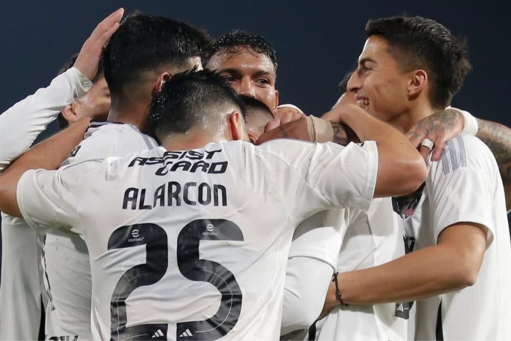 Jugadores de Colo-Colo celebrando un gol por la Liga de Primera en el Estadio Monumental.
