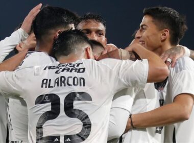 Jugadores de Colo-Colo celebrando un gol por la Liga de Primera en el Estadio Monumental.