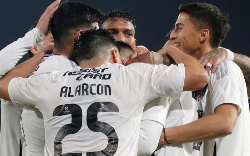 Jugadores de Colo-Colo celebrando un gol por la Liga de Primera en el Estadio Monumental.