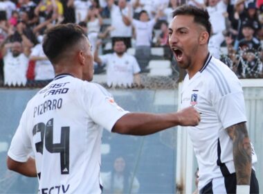 Vicente Pizarro y Javier Correa celebrando un gol con la camiseta de Colo-Colo.