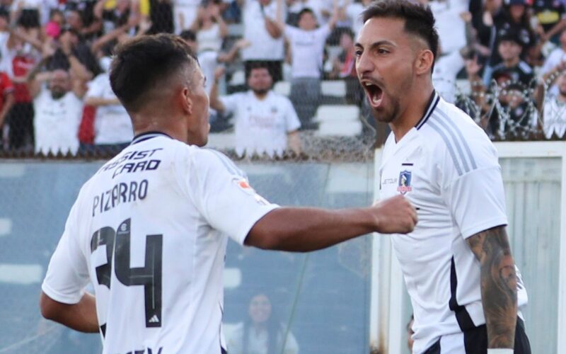 Vicente Pizarro y Javier Correa celebrando un gol con la camiseta de Colo-Colo.