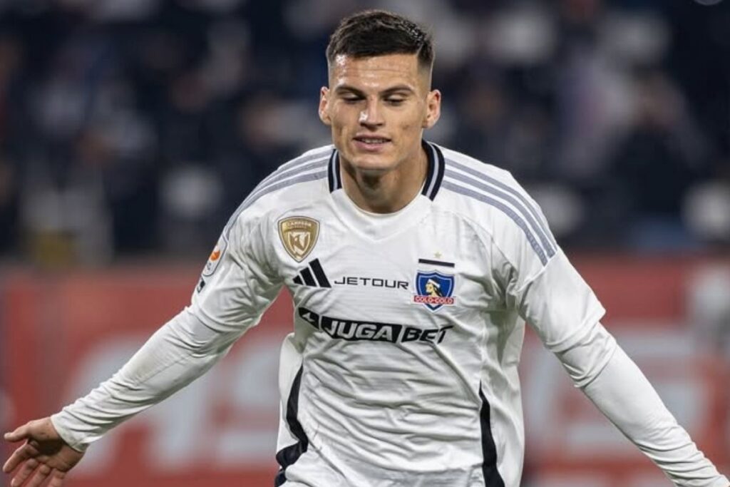 Lucas Cepeda celebrando un gol con la camiseta de Colo-Colo.