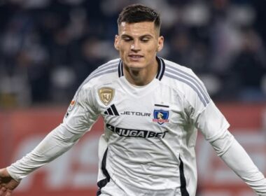 Lucas Cepeda celebrando un gol con la camiseta de Colo-Colo.