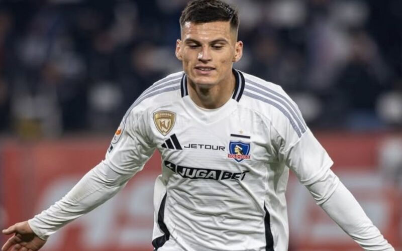 Lucas Cepeda celebrando un gol con la camiseta de Colo-Colo.