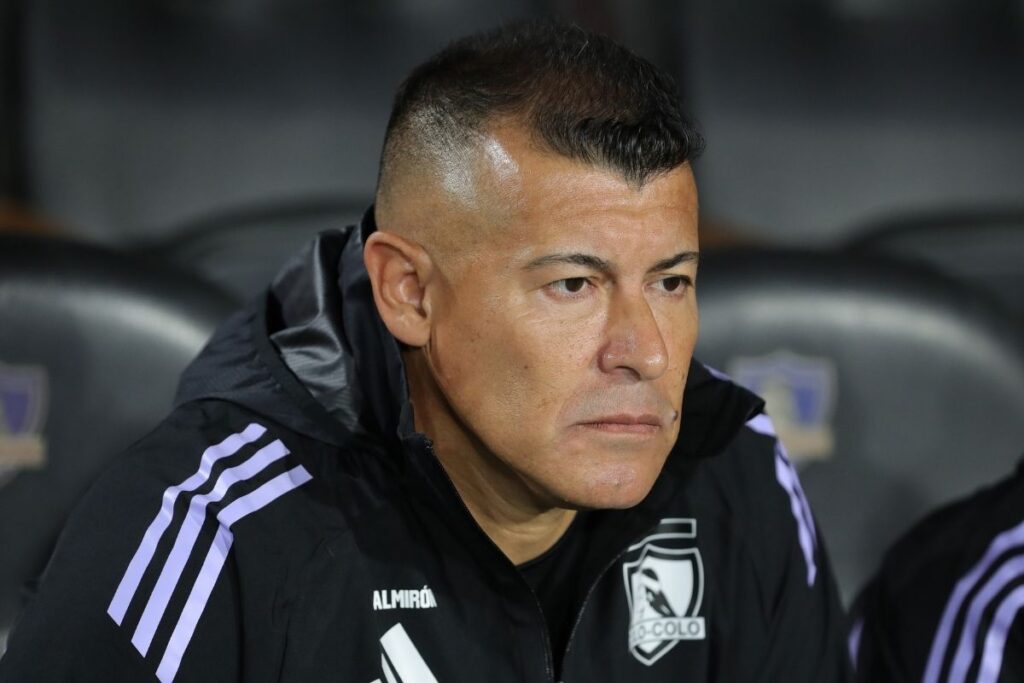 Jorge Almirón con indumentaria de Colo-Colo en el banco de suplentes.