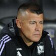 Jorge Almirón con indumentaria de Colo-Colo en el banco de suplentes.