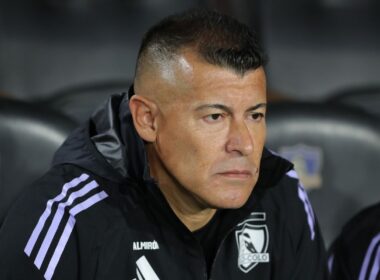 Jorge Almirón con indumentaria de Colo-Colo en el banco de suplentes.