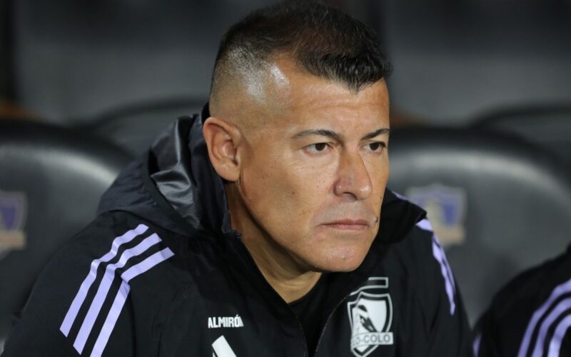 Jorge Almirón con indumentaria de Colo-Colo en el banco de suplentes.