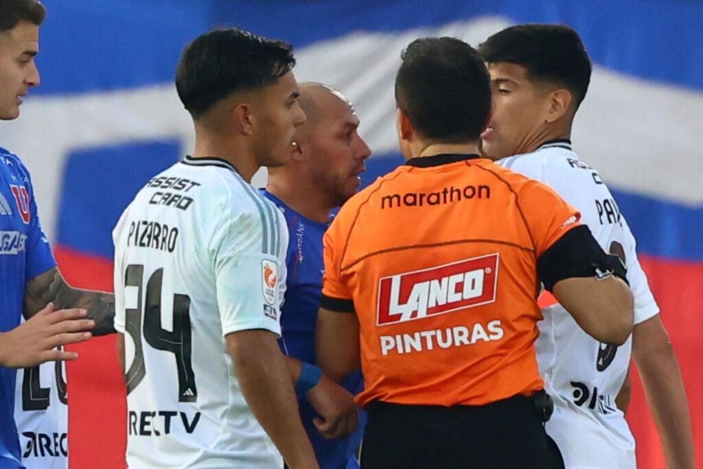Esteban Pavez fue expulsado tras discutir con Marcelo Díaz
