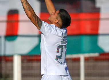 Esteban Matus celebrando un gol con la camiseta de Audax Italiano.