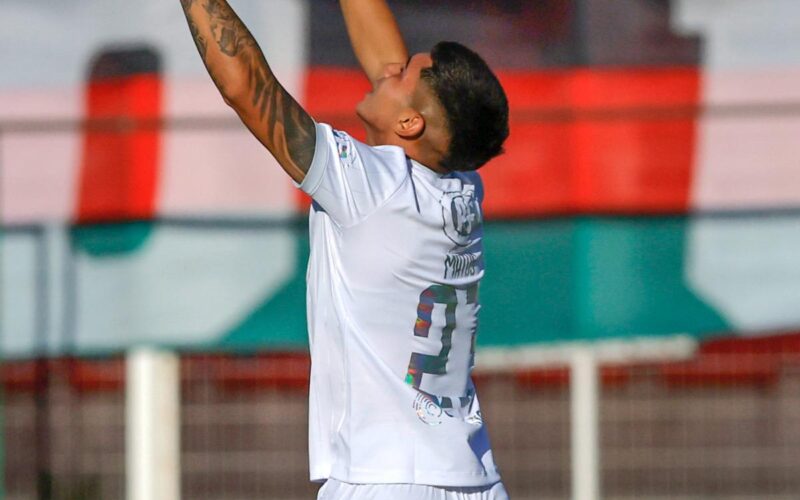 Esteban Matus celebrando un gol con la camiseta de Audax Italiano.