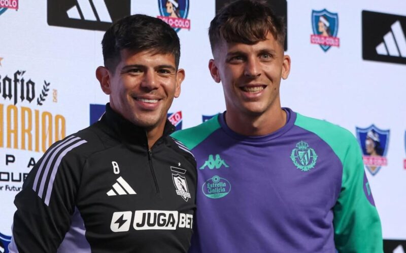 Esteban Pavez e Iván Alejo en la conferencia de capitanes de Colo-Colo y Real Valladolid.