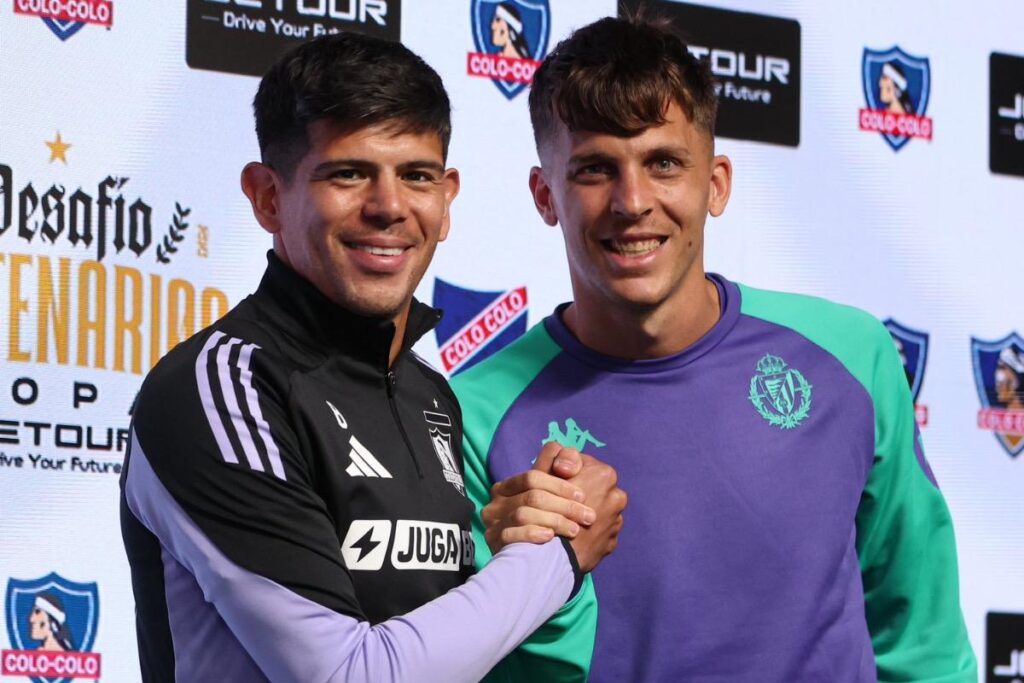 Esteban Pavez e Iván Alejo tras la conferencia de prensa de los capitanes de Colo-Colo y Real Valladolid.